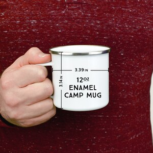 Pu&ograve; includere: Tazza da campeggio in smalto bianco con una scritta nera che recita "12oz Enamel Camp Mug". La tazza &egrave; larga 3,39 pollici e alta 3,14 pollici.