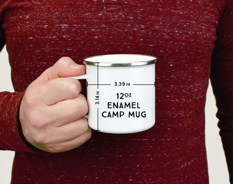 Pu&ograve; includere: Tazza da campeggio in smalto bianco con una scritta nera che recita "12oz Enamel Camp Mug". La tazza &egrave; larga 3,39 pollici e alta 3,14 pollici.