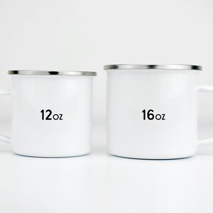Pu&ograve; includere: Due tazze di smalto bianco con bordi argentati. La tazza a sinistra &egrave; da 12 oz e la tazza a destra &egrave; da 16 oz.