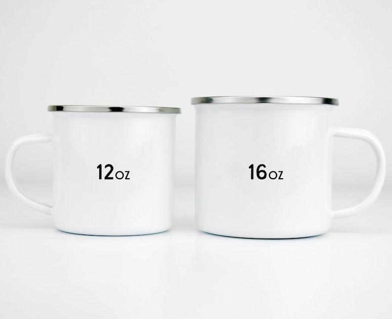 Pu&ograve; includere: Due tazze di smalto bianco con bordi argentati. La tazza a sinistra &egrave; da 12 oz e la tazza a destra &egrave; da 16 oz.
