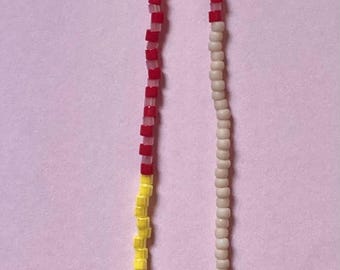 Collar largo multicolor elaborado con cuentas de vidrio japonesas y un pequeño botón de cerámica.