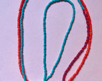 Collar largo multicolor elaborado con cuentas de vidrio japonesas y un pequeño botón de cerámica.