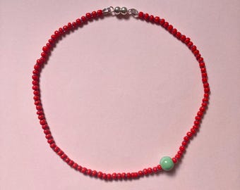 Gargantilla de cuentas de vidrio y cerámica en contraste