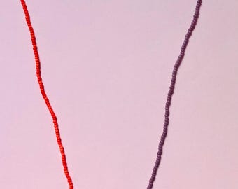 Collar largo multicolor de cuentas de vidrio japonesas con pequeños bordados y cierre de acero.