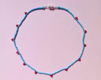 Gargantilla de cuentas de vidrio con pequeños bordados