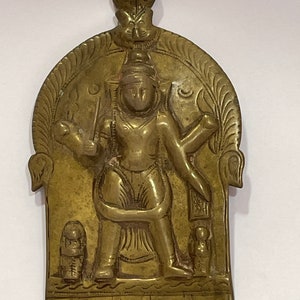 Estátua antiga de deusa de bronze do século XVIII em bom estado