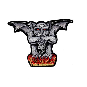 Könnte beinhalten: Gestickter Aufnäher mit einem grauen Wasserspeier mit roten Augen, Flügeln und einem Totenkopf. Der Wasserspeier befindet sich über Flammen in Rot-, Orange- und Gelbtönen. Der Aufnäher hat einen schwarzen Rand auf weißem Hintergrund.