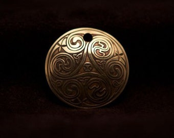 Colgante en espiral de arte celta, grabado en latón, del Libro de Kells, hecho a mano en Irlanda.