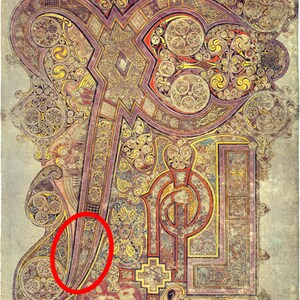 Puede incluir: Una ilustraci&oacute;n detallada de una p&aacute;gina del Libro de Kells, un manuscrito bellamente iluminado. La p&aacute;gina presenta intrincados nudos celtas en tonos dorados, rojos y azules, con una prominente letra 'Q' estilizada en el centro. El texto 'Incipit' es visible en la parte inferior de la p&aacute;gina.