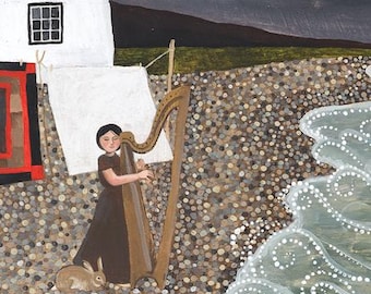 Puede incluir: Ilustración de una escena costera con una persona tocando el arpa cerca de una casa con ropa tendida. Una persona rema en un bote sobre el agua. La obra presenta un cielo oscuro, una playa de guijarros y olas estilizadas.