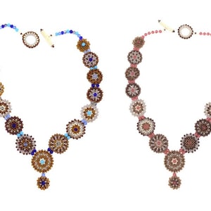 Puede incluir: Dos collares de cuentas con un diseño floral. Un collar es azul, marrón y blanco, y el otro es rosa, marrón y blanco.