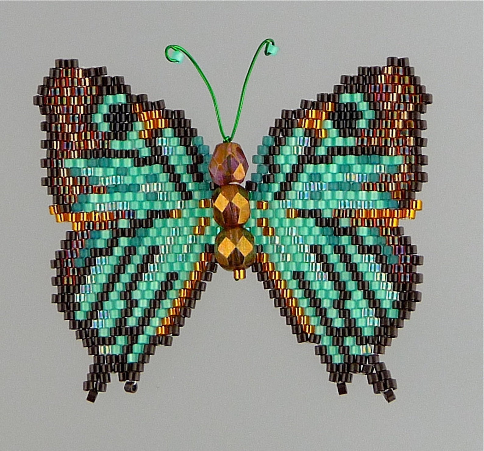 Схема плетения бабочек. Бисероплетения мозаичная это. Плетение бисером бабочка. Мозаичное Бисероплетение. Кирпичное плетение бисером бабочка.