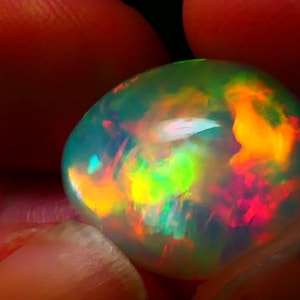 11.52 cts – Top Class Vivid Neon Full Color Spectrum Broad Flash Pattern Semi-Transparent Crystal Welo Opal!
