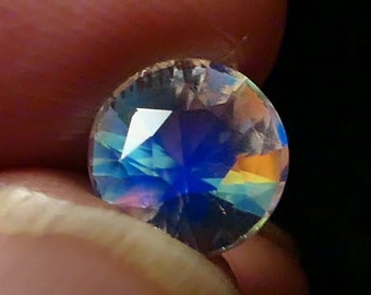 1.81 ct – Beautiful Rainbow Moonstone! Will Fit In A 8 mm Mount! With Video!