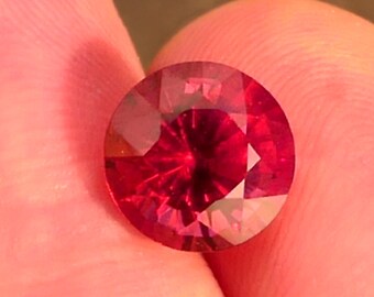 4.40 cts – Imperial Malaia Garnet With 2 Videos - Sunlight & LED/fluorescent!