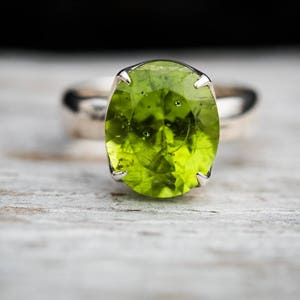 Peridot Ring Size 6 Peridot ring - Gorgeous Peridot Ring - August Birthstone - August Birthstone - Peridot jewelry- Size 6 Ring - Peridot 6