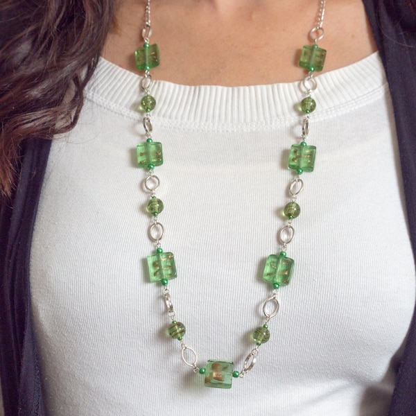 Collier de perles classique Collier vert élégant pour femmes collier de look vintage collier de perles de verre de style vintage Collier long abordable
