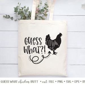 K&ouml;nnte beinhalten: Eine wei&szlig;e Einkaufstasche mit einer schwarzen Silhouette eines Huhns und dem Text "Guess What?!" mit einem gekr&uuml;mmten Pfeil, der auf den Hintern des Huhns zeigt.