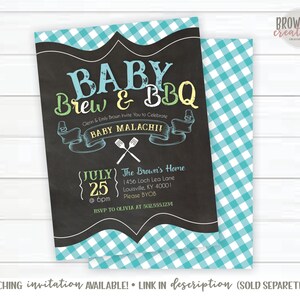 Pode incluir: Um convite para ch&aacute; de beb&eacute; em estilo quadro-negro com o texto "Baby Brew & BBQ". O convite inclui a data, hora, local e informa&ccedil;&otilde;es de RSVP. O design apresenta um padr&atilde;o xadrez vichy turquesa e elementos decorativos.
