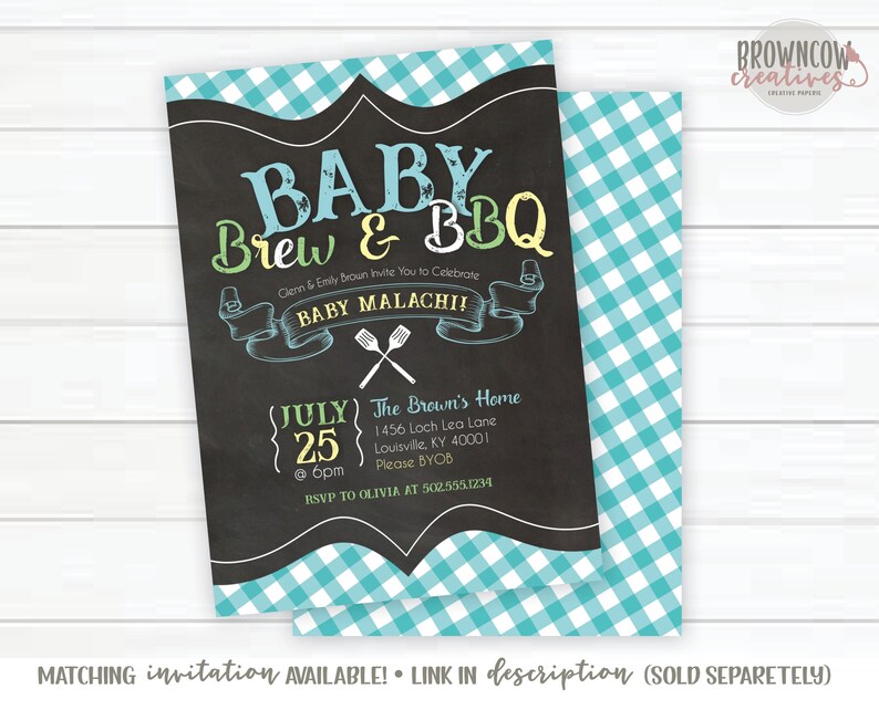 Pode incluir: Um convite para ch&aacute; de beb&eacute; em estilo quadro-negro com o texto "Baby Brew & BBQ". O convite inclui a data, hora, local e informa&ccedil;&otilde;es de RSVP. O design apresenta um padr&atilde;o xadrez vichy turquesa e elementos decorativos.