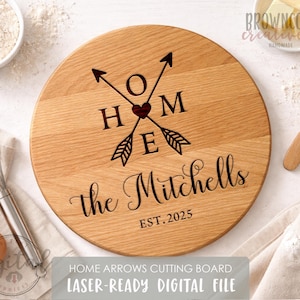 Puede incluir: Una tabla de cortar redonda de madera con la palabra "HOME" y diseño de flechas. El apellido "The Mitchells" y el año "EST. 2025" también están grabados. El texto "HOME ARROWS CUTTING BOARD" y "LASER-READY DIGITAL FILE" están en la parte inferior.