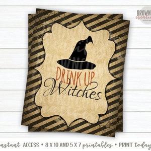 Op de afbeelding: Printbare poster met een zwarte heksenhoed en de tekst "Drink Up Witches" in oranje en zwart op een bruin en zwart gestreepte achtergrond.