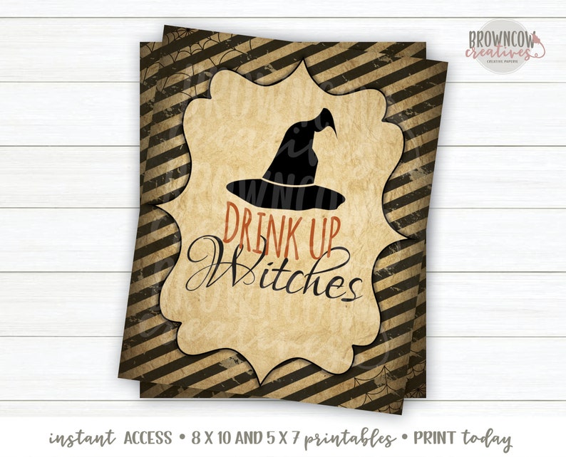 Op de afbeelding: Printbare poster met een zwarte heksenhoed en de tekst "Drink Up Witches" in oranje en zwart op een bruin en zwart gestreepte achtergrond.