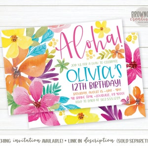 Puede incluir: Aloha! &iexcl;&Uacute;nete a nosotros para un luau para celebrar el cumplea&ntilde;os n&uacute;mero 12 de Olivia! S&aacute;bado 15 de agosto, 6 PM - 9 PM, 418 Spring Trail, Louisville, KY 40001. RSVP a Emily al 502.555.1234. Invitaci&oacute;n de fiesta de cumplea&ntilde;os floral de acuarela con un tema tropical.