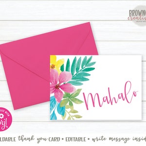Puede incluir: Una tarjeta blanca con un dise&ntilde;o floral rosa y la palabra "Mahalo" escrita en cursiva rosa. La tarjeta est&aacute; doblada por la mitad y tiene un sobre rosa.