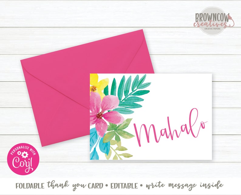 Puede incluir: Una tarjeta blanca con un dise&ntilde;o floral rosa y la palabra "Mahalo" escrita en cursiva rosa. La tarjeta est&aacute; doblada por la mitad y tiene un sobre rosa.