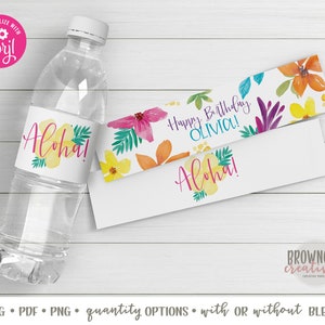 Puede incluir: Etiqueta de botella de agua con un dise&ntilde;o floral tropical y el texto "Aloha!" en rosa y amarillo. Una segunda etiqueta con un dise&ntilde;o floral tropical y el texto "Feliz cumplea&ntilde;os Olivia!" en azul y rosa.