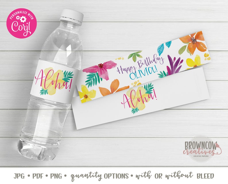Puede incluir: Etiqueta de botella de agua con un dise&ntilde;o floral tropical y el texto "Aloha!" en rosa y amarillo. Una segunda etiqueta con un dise&ntilde;o floral tropical y el texto "Feliz cumplea&ntilde;os Olivia!" en azul y rosa.