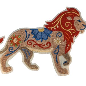 Peut inclure: Écusson brodé en forme de lion, avec un corps beige, une crinière rouge et des motifs floraux orange, bleu et blanc. Le lion est entouré d'une bordure blanche. Idéal pour vêtements ou accessoires. Mesure environ 15 cm de long.