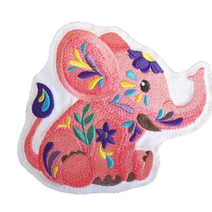 Könnte beinhalten: Rosa bestickter Elefanten-Patch mit bunten Blumenmustern. Der Elefant sitzt mit erhobenem Rüssel und hat ein braunes Auge.