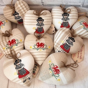 Welsh gift, Welsh stuffed heart, Welsh lady heart, Dragon and daffodil heart, Welsh gift for her, Mother&#39;s day gift, Hanging heart, gifts