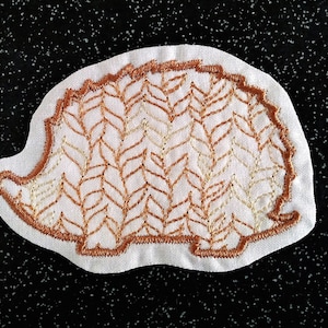 小さな刺繍ハリネズミのパッチ：アイロン接着アップリケ（4x2.5インチ）