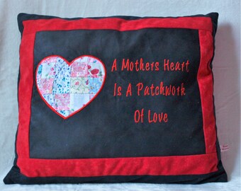 Puede incluir: Una almohada negra y roja con un corazón de retazos y el texto "A Mothers Heart Is A Patchwork Of Love".