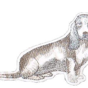 Op de afbeelding: Een bruine en witte teckel met hangende oren zit met zijn hoofd naar de zijkant gedraaid. De hond is geborduurd in een gedetailleerde stijl.