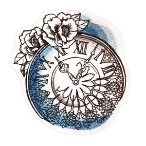 Puede incluir: Un dibujo en blanco y negro de una esfera de reloj con números romanos. La esfera del reloj está rodeada de un fondo de acuarela azul y blanco con detalles florales.