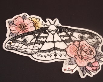 Broderad lapp med Dire Bloom Moth: Strykbar blomapplikation