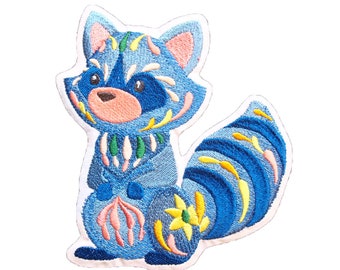 Puede incluir: Parche bordado de un mapache azul con un diseño floral colorido. El mapache tiene la nariz rosa y los ojos amarillos. El parche es perfecto para agregar un toque de fantasía a la ropa, las bolsas u otros accesorios.