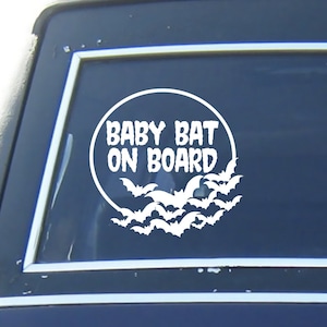 Baby vleermuis aan boord van vinyl decal sticker | Goth-sticker | Gotische autodecoratie | Gothic auto-accessoires | Spookachtige auto sticker | Halloween-sticker | Spookachtige moeder