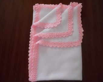 Manta de recepción de vellón blanco suave (aprox. 42" x 32") con ribete de ganchillo de mano rosa. Gran regalo de ducha de bebé.