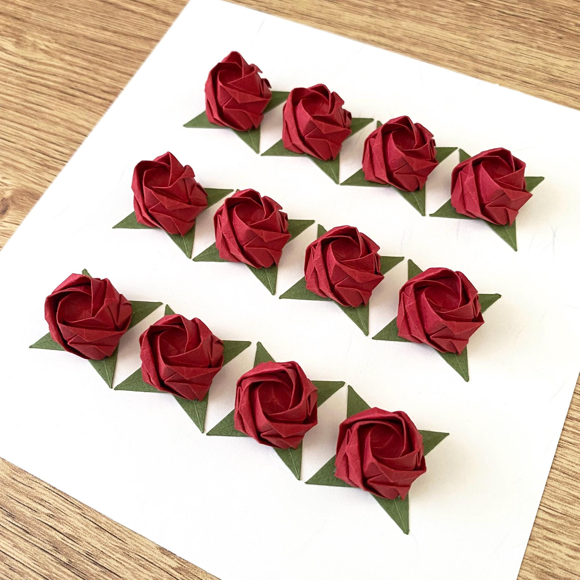 額装された折り紙のバラ、深紅の紙の花がボックスフレームに入ってい 
