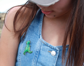 Broche dinosaure vert en argile polymère