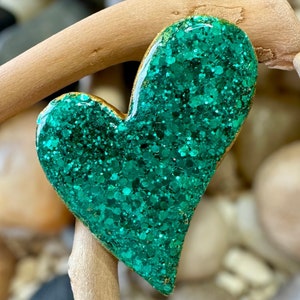 Broche cœur vert à paillettes image 1