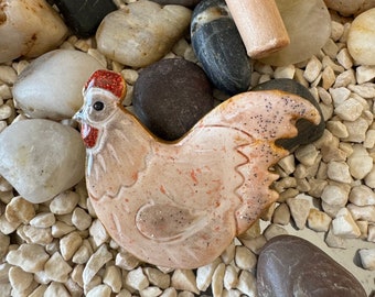 Broche poule chicken beige en argile polymère