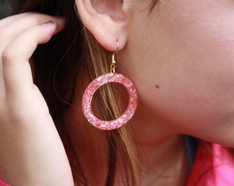 Boucles d'oreilles rose pailletées en résine