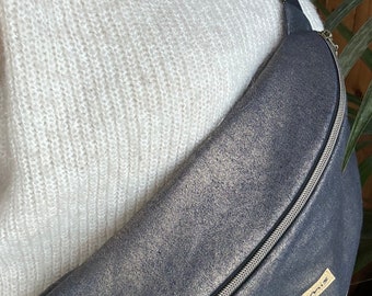 XL banana bag in denim with golden highlights