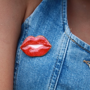 Lips mouth brooch